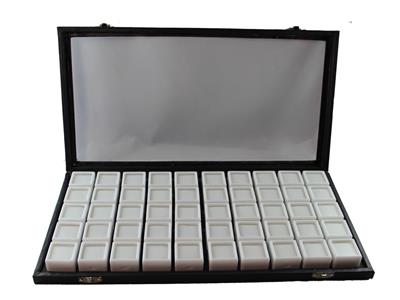 Box Mit 50 Dosen Für Ungefasste Steine - Standard Bild - 2