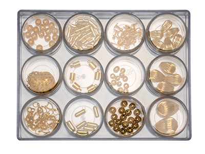 Set Aus 12 Mittelgroßen Durchsichtigen Behältern Zur Perlenaufbewahrung In Einer Transparenten Box - Standard Bild - 5