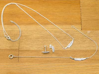 Halskette Mit Federdesign Aus Sterlingsilber, 45 cm, Mit Biegering Bei 40 cm - Standard Bild - 5